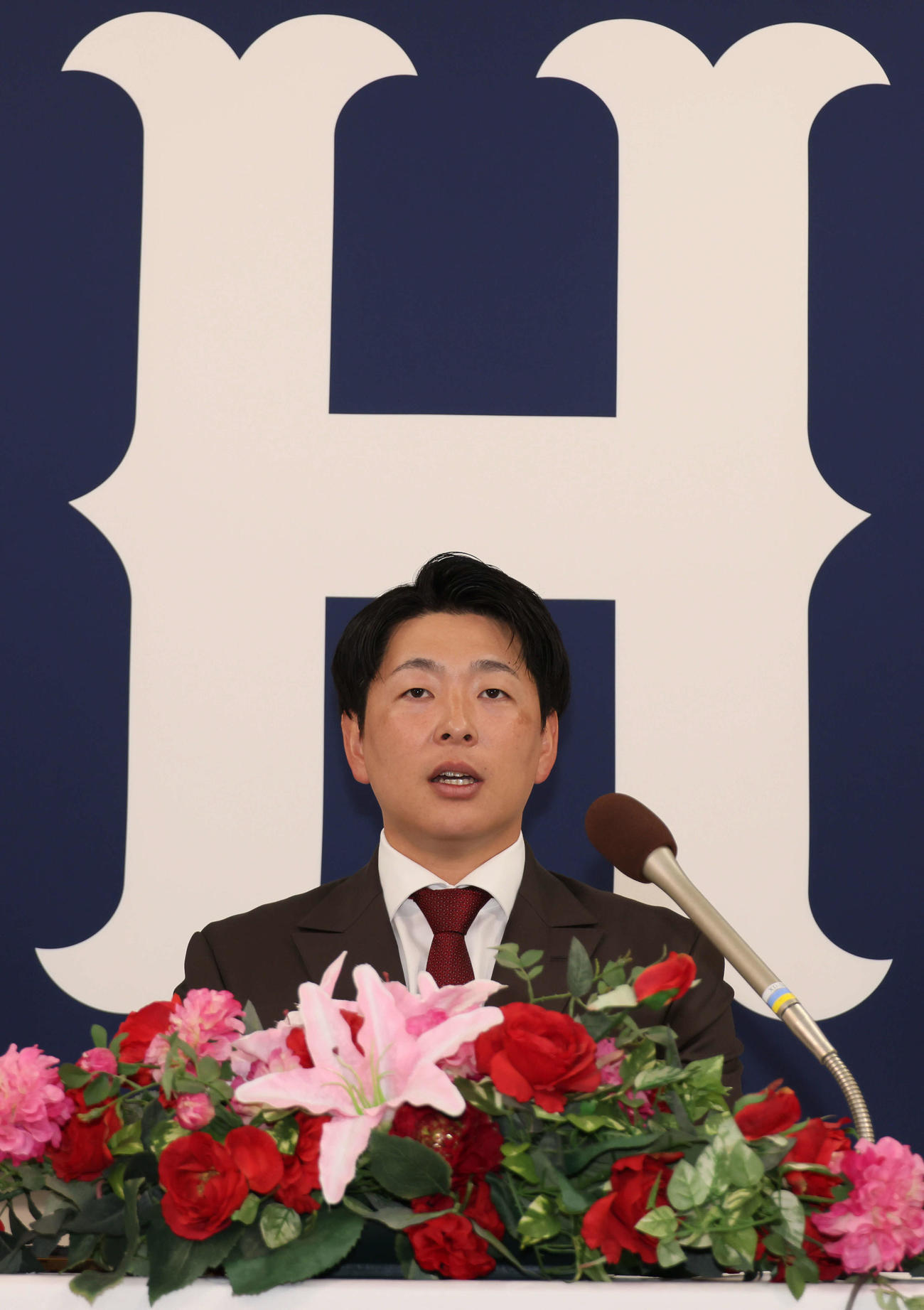 契約更改後、会見する広島大瀬良（撮影・加藤孝規）