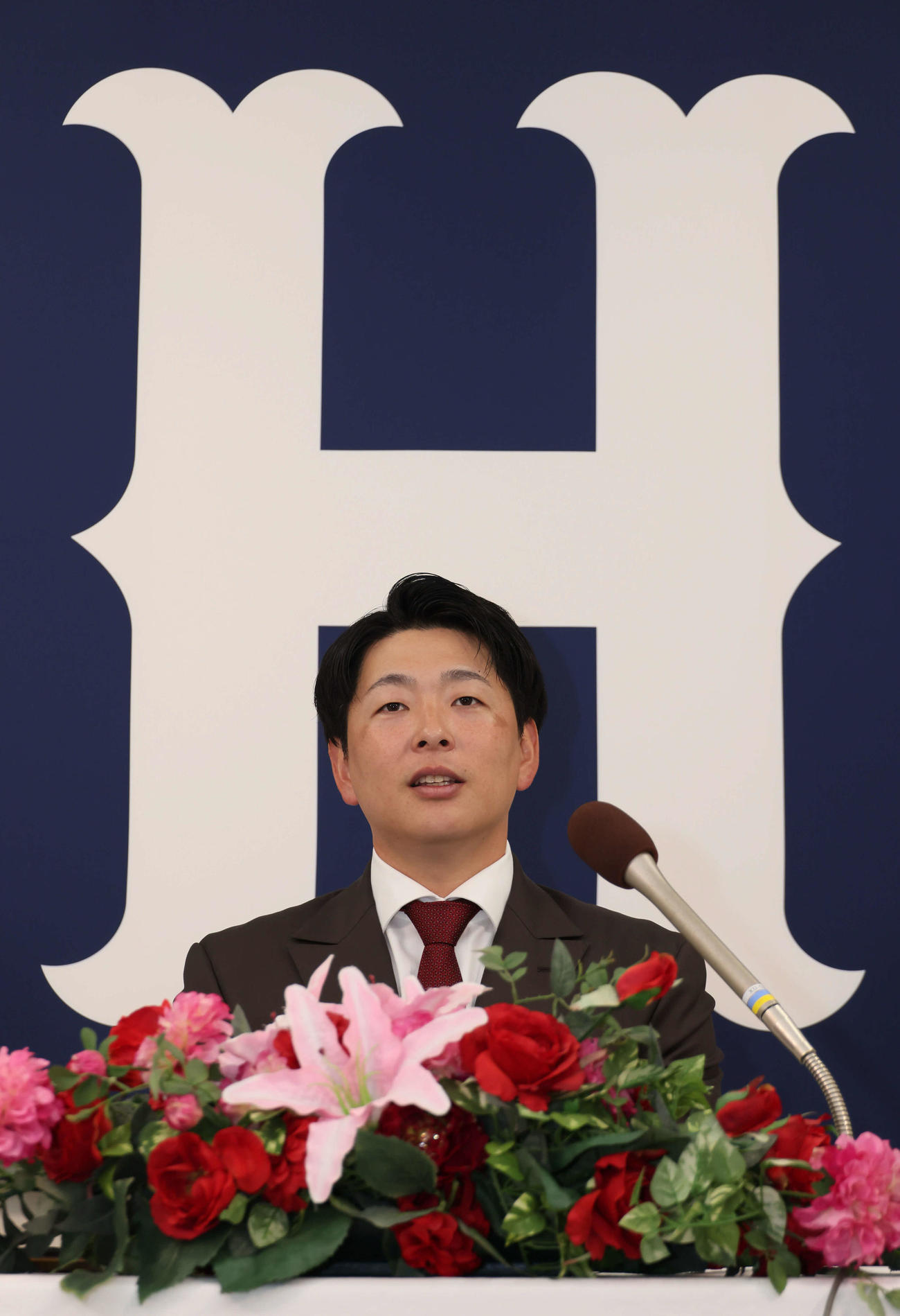 契約更改後、会見する広島大瀬良（撮影・加藤孝規）