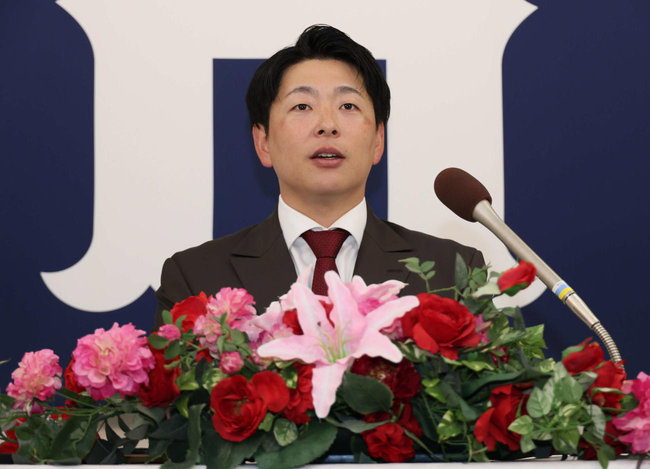 契約更改後、会見する広島大瀬良（撮影・加藤孝規）