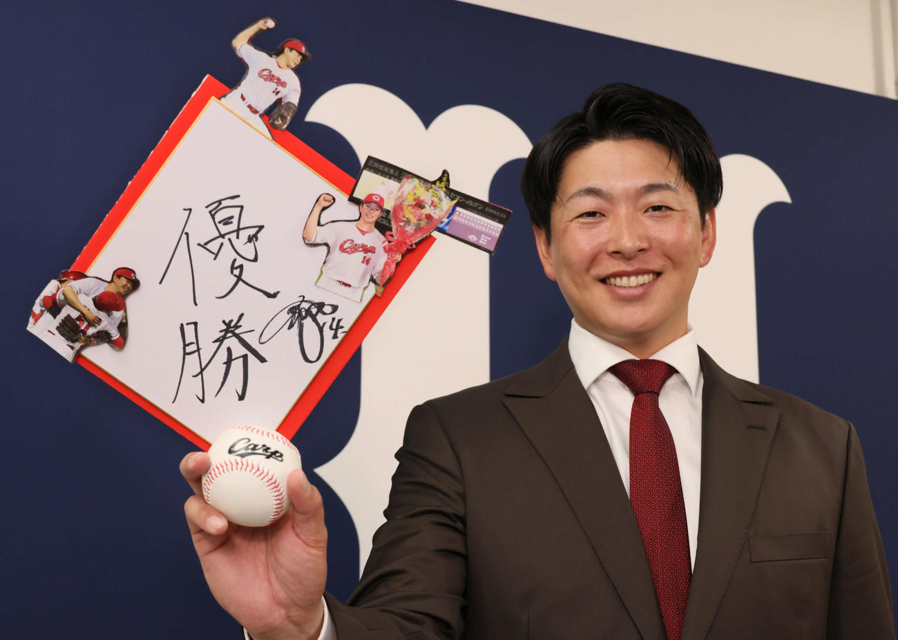 契約更改後、来季の目標「優勝」と書いた色紙を手に笑顔を見せる広島大瀬良（撮影・加藤孝規）
