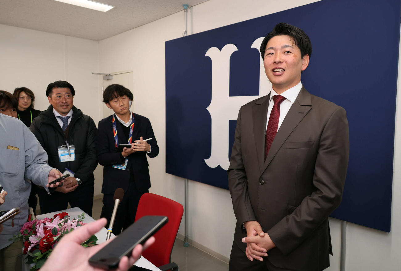 契約更改後の会見を終え、囲み取材に応じる広島大瀬良（撮影・加藤孝規）
