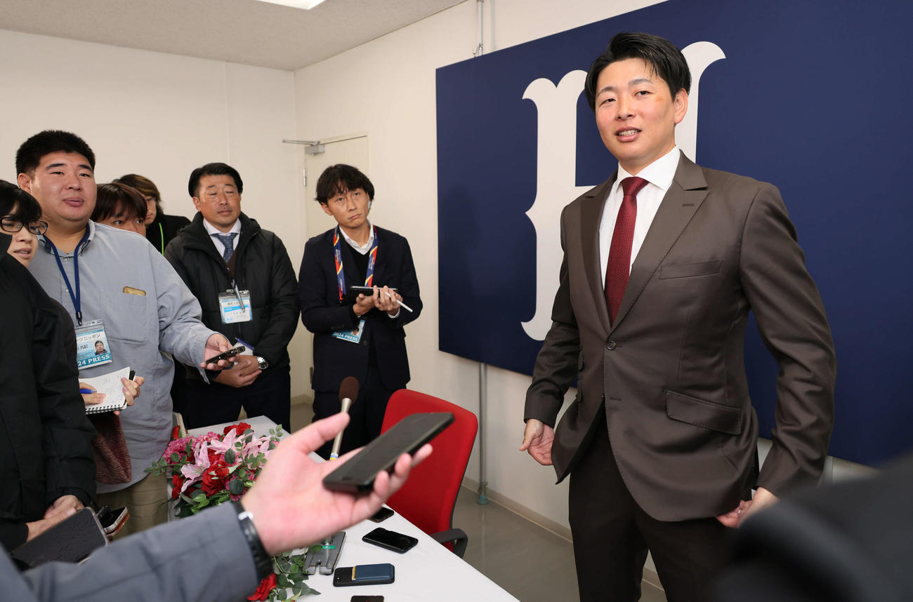 契約更改後の会見を終え、囲み取材に応じる広島大瀬良（撮影・加藤孝規）
