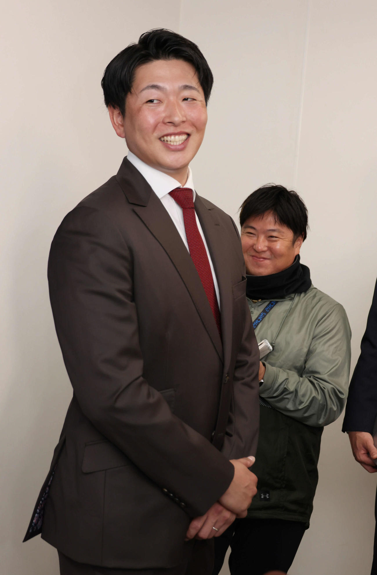 契約更改後の会見を終え、囲み取材に応じる広島大瀬良（撮影・加藤孝規）