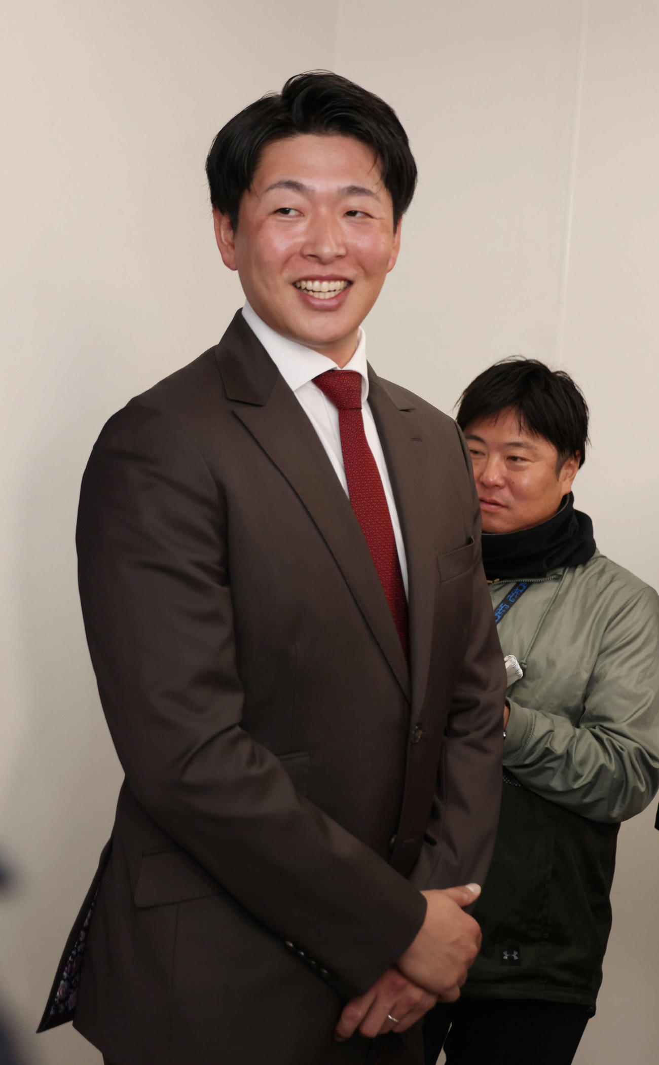 契約更改後の会見を終え、囲み取材に応じる広島大瀬良（撮影・加藤孝規）