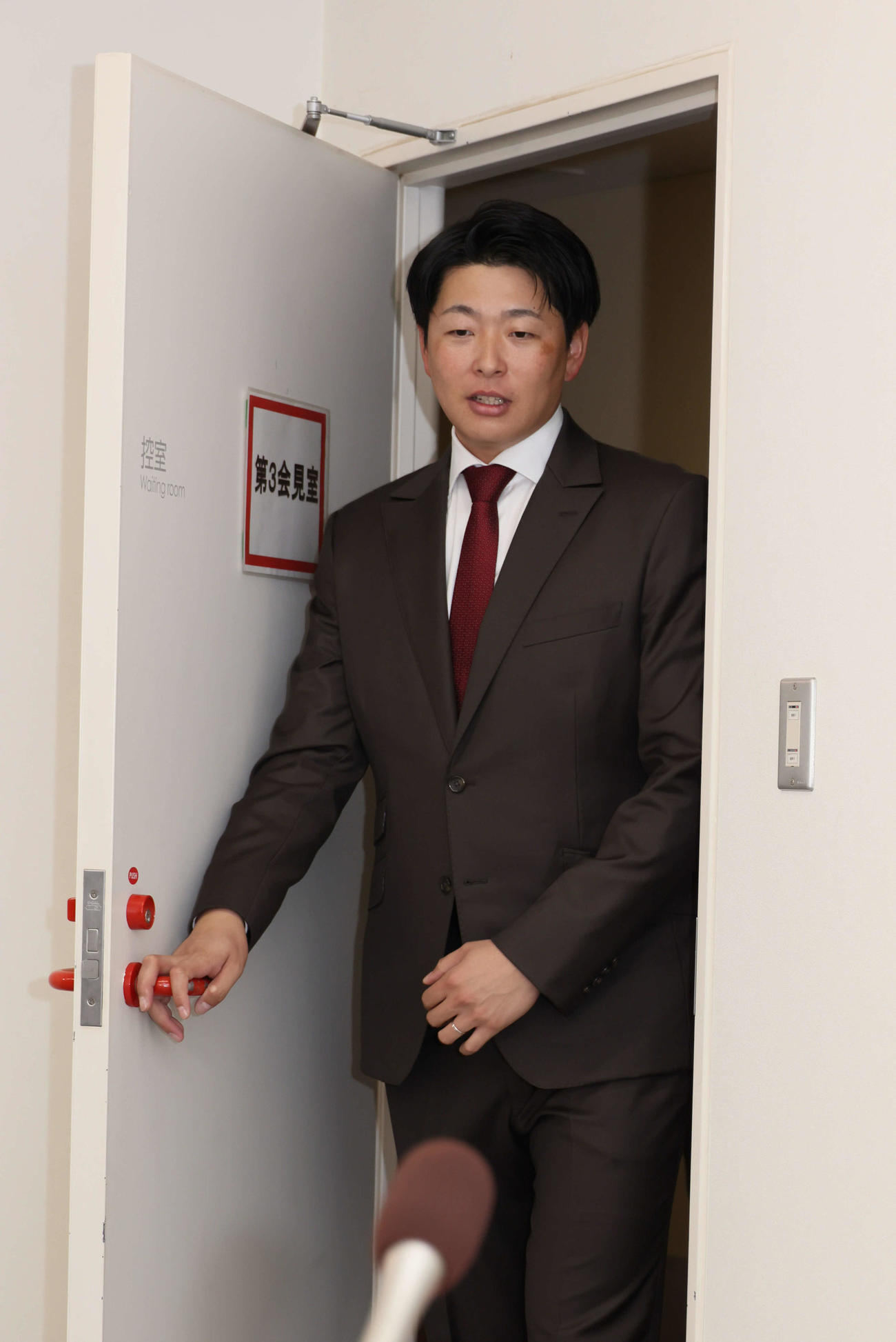 契約更改後、会見にのぞむ広島大瀬良（撮影・加藤孝規）