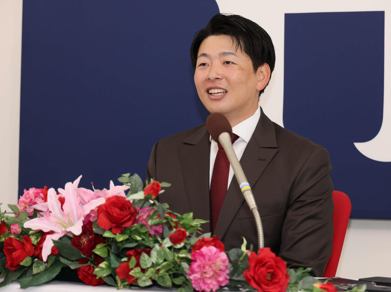 契約更改後、会見する広島大瀬良（撮影・加藤孝規）