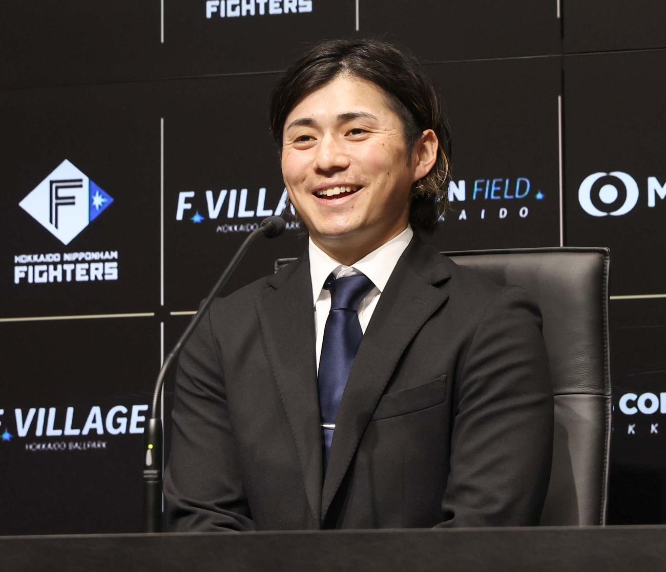 契約更改を終え会見する日本ハム上川畑（撮影・黒川智章）