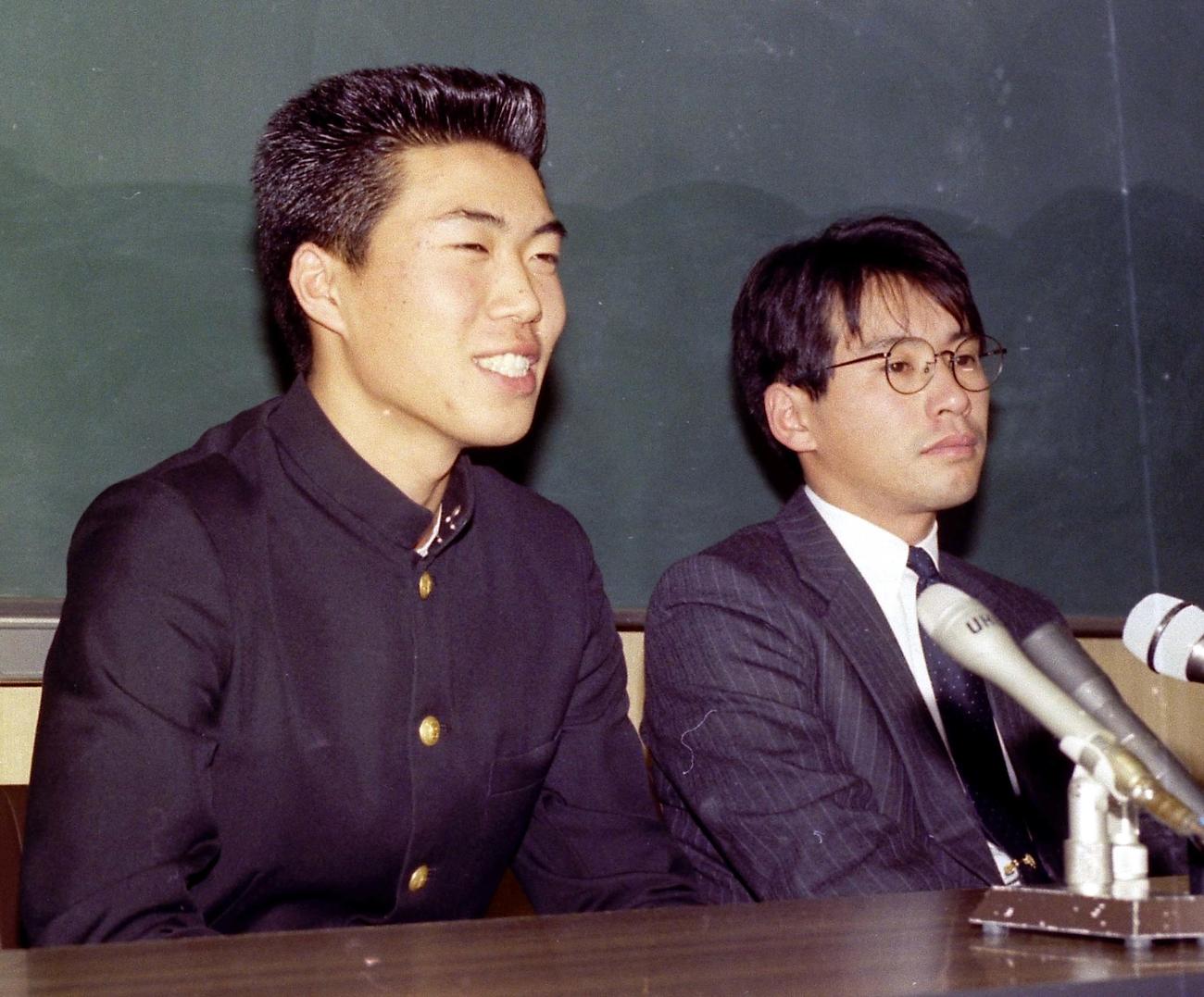 ダイエーから4位指名を受けたが新日鉄室蘭入りを表明する足寄の三井浩二。右奥は山岸監督（1991年撮影）