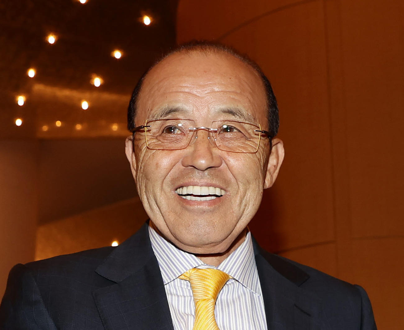 笑顔でOB会総会に出席する阪神岡田彰布オーナー付顧問（2024年11月30日撮影）