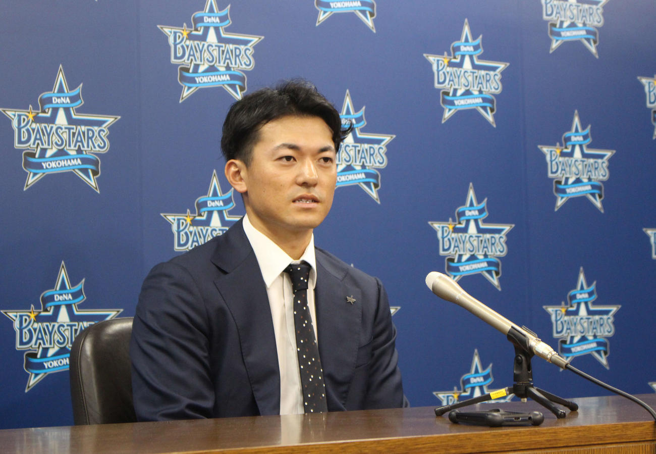 契約更改交渉後、会見するDeNA林（撮影・久保賢吾）
