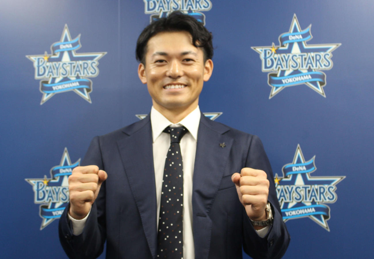 契約更改交渉後、笑顔でポーズを決めるDeNA林（撮影・久保賢吾）