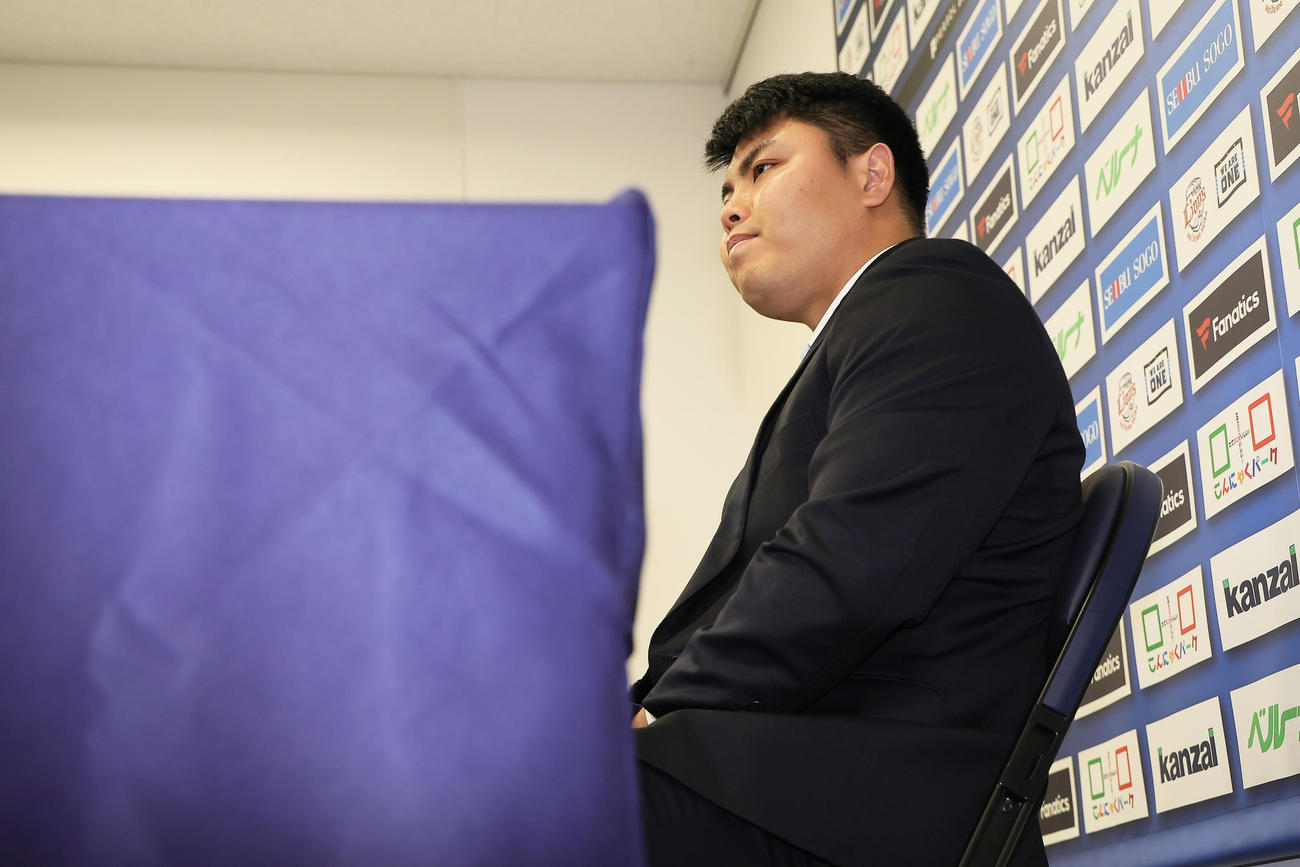 契約更改を保留し、厳しい表情で会見に臨む西武平良（撮影・足立雅史）