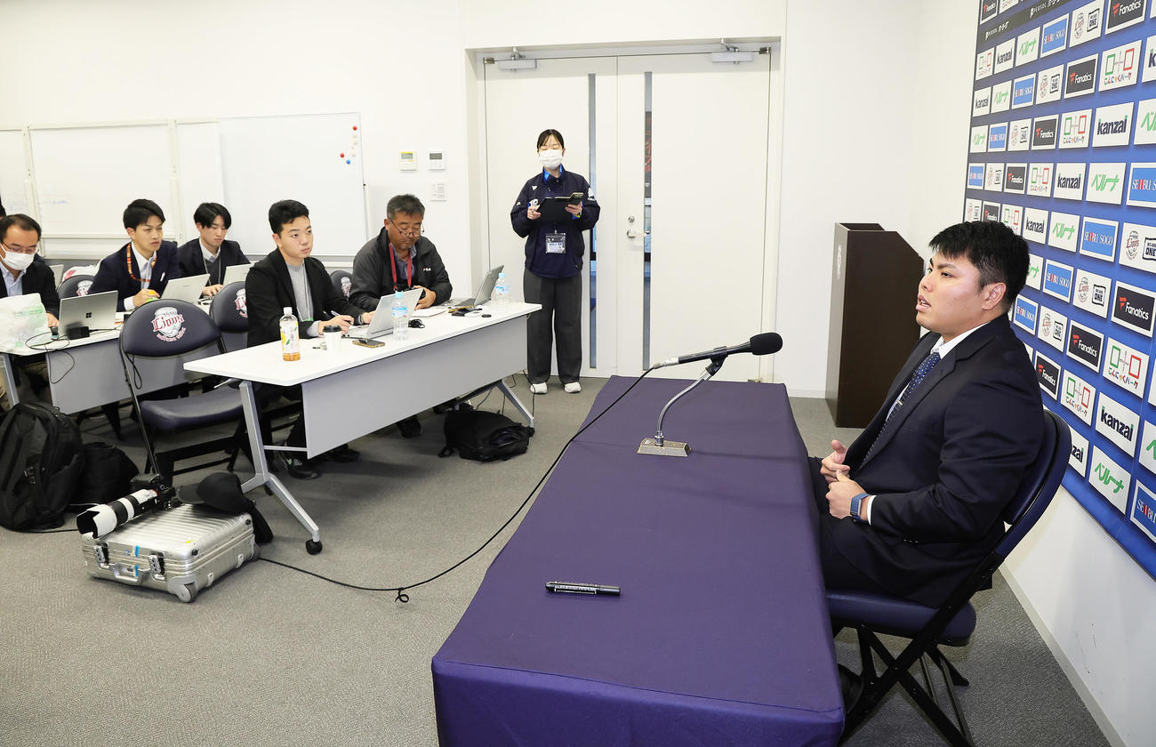 契約更改を保留した西武平良（撮影・足立雅史）
