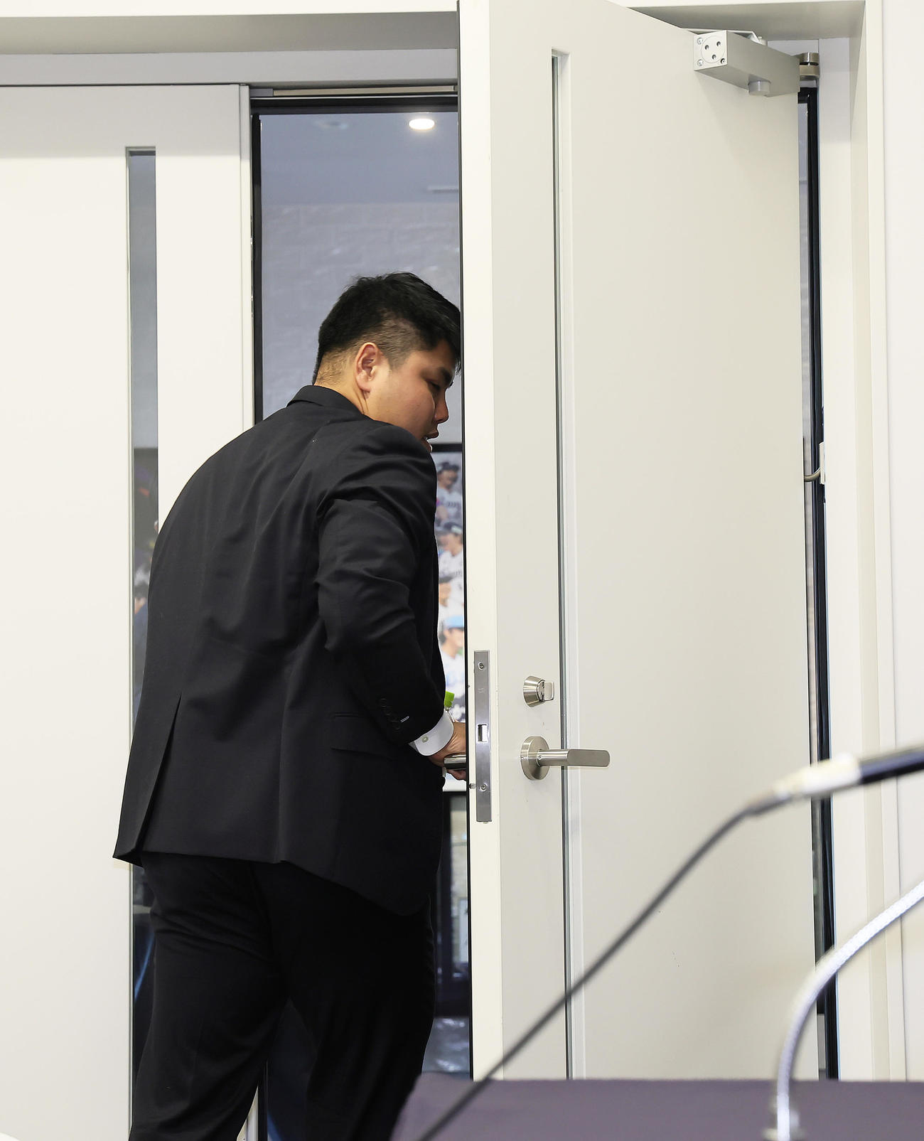 契約更改を保留し、会見場を後にする西武平良（撮影・足立雅史）