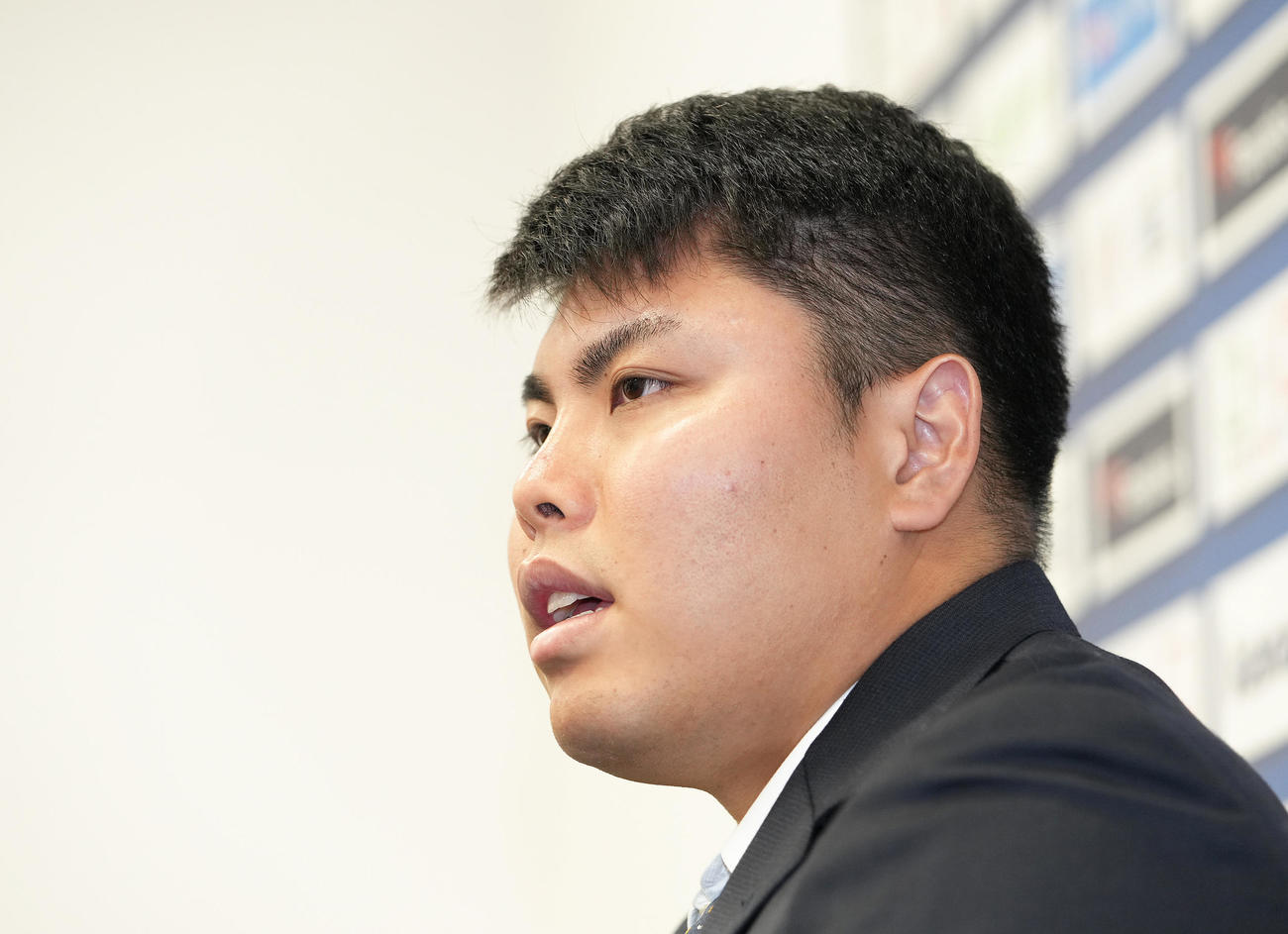 契約更改を保留した西武平良（撮影・足立雅史）
