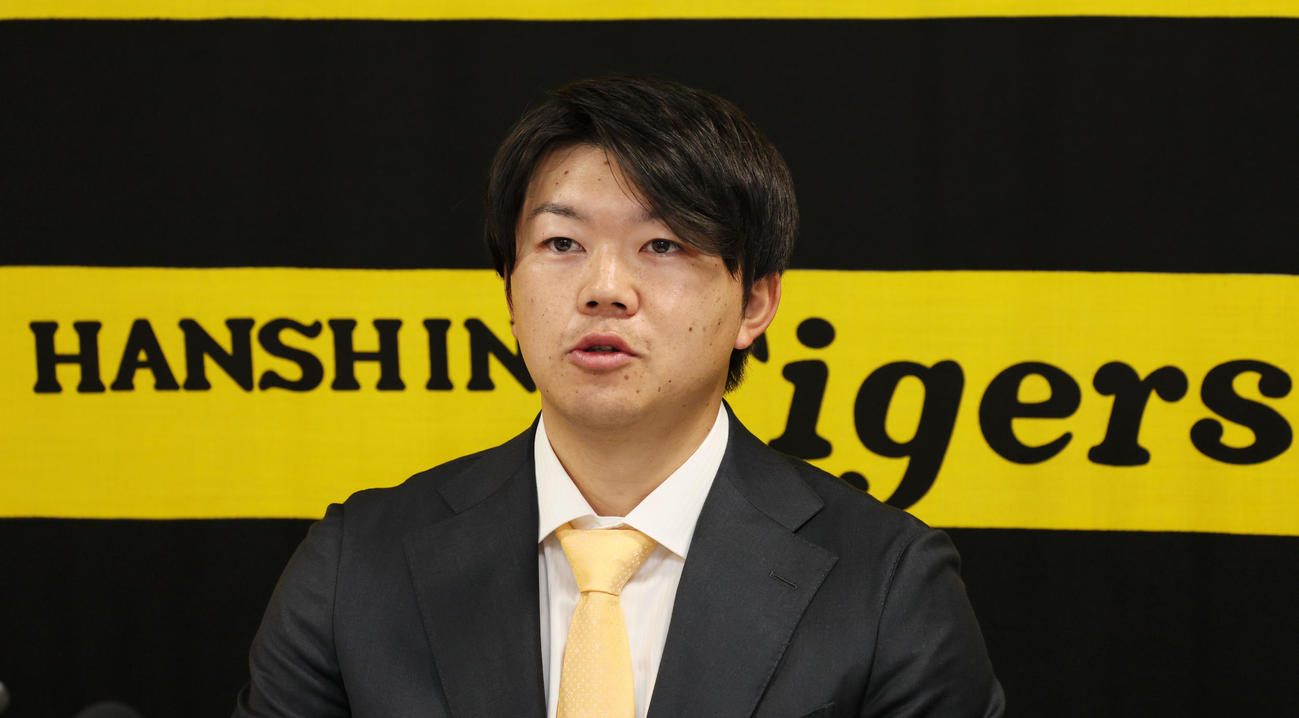 入団会見で心境などを語る楠本（撮影・加藤哉）