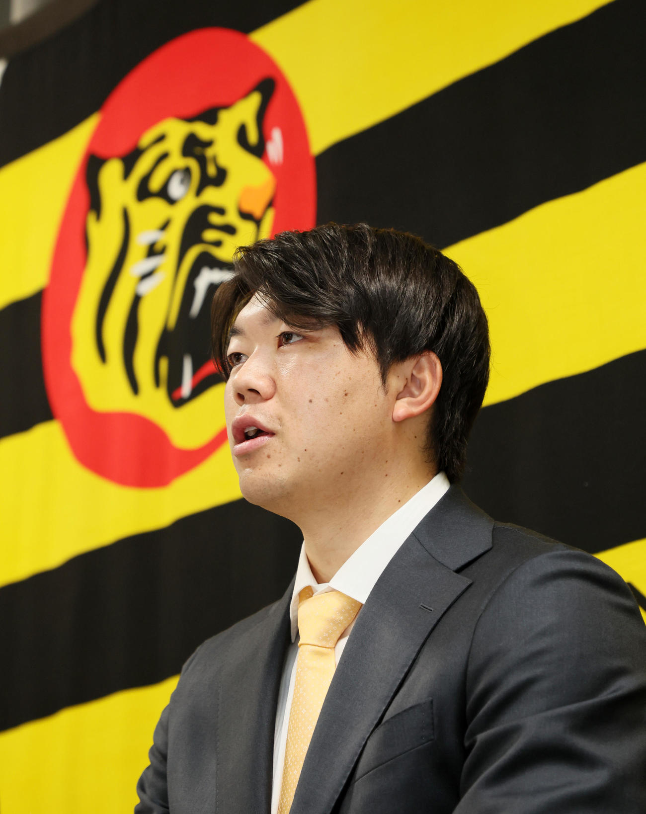 入団会見を行った楠本（撮影・加藤哉）