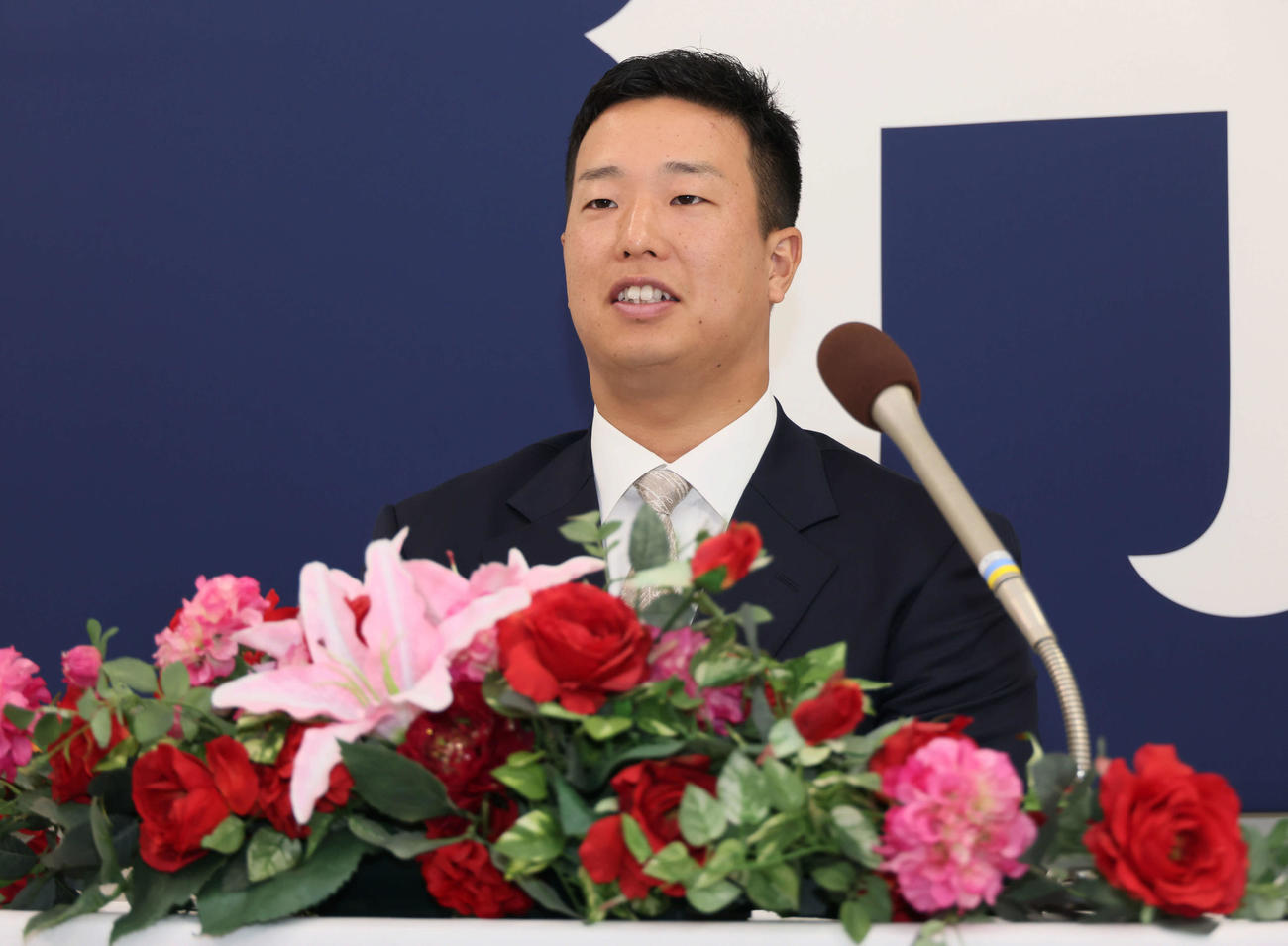 契約更改後、会見する広島塹江（撮影・加藤孝規）