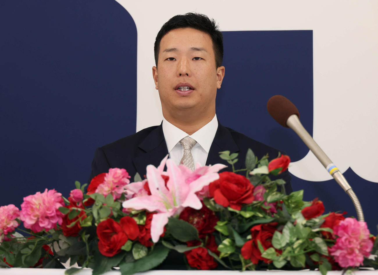 契約更改後、会見する広島塹江（撮影・加藤孝規）