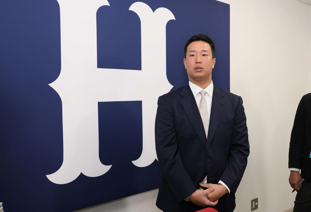 契約更改後の会見を終え、囲み取材に応じる広島塹江（撮影・加藤孝規）
