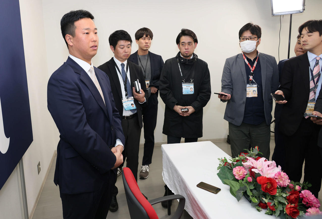 契約更改後の会見を終え、囲み取材に応じる広島塹江（撮影・加藤孝規）