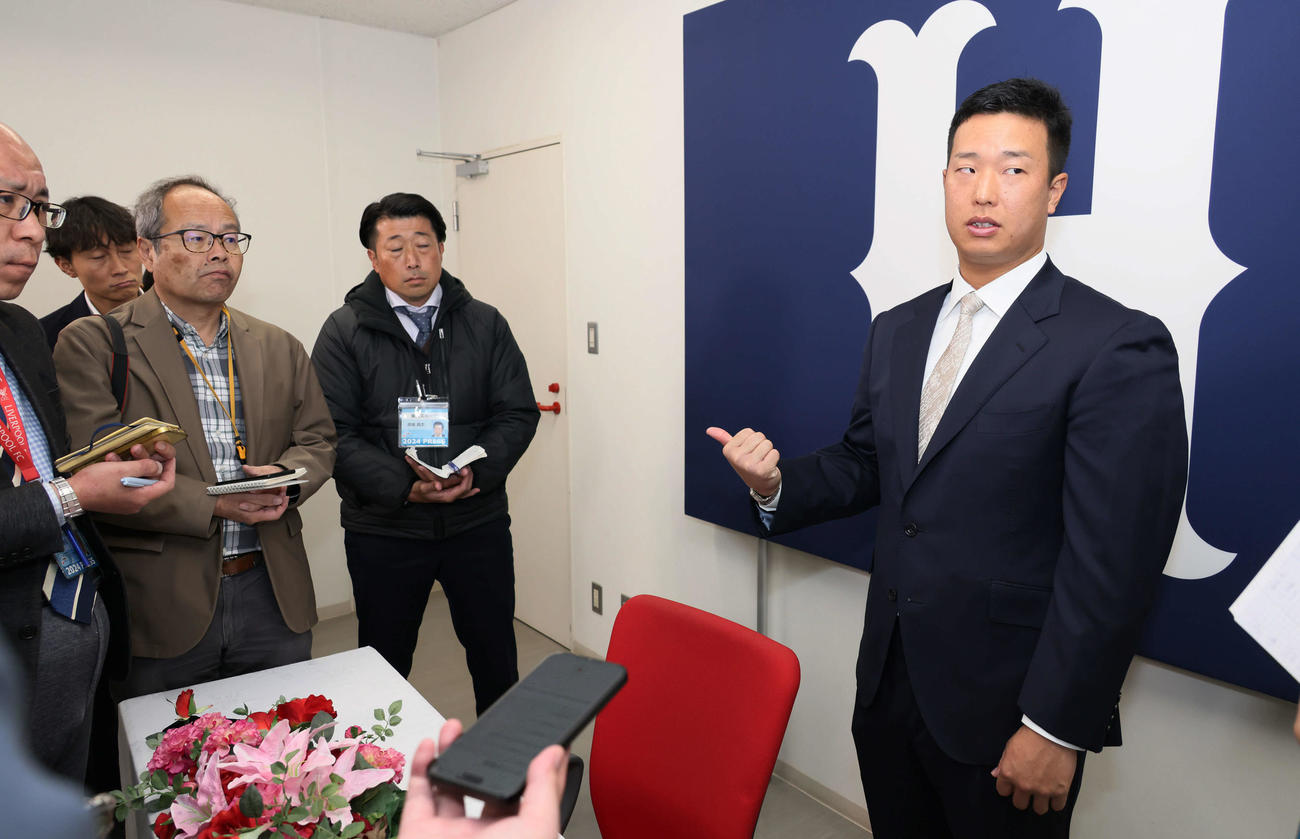 契約更改後の会見を終え、囲み取材に応じる広島塹江（撮影・加藤孝規）