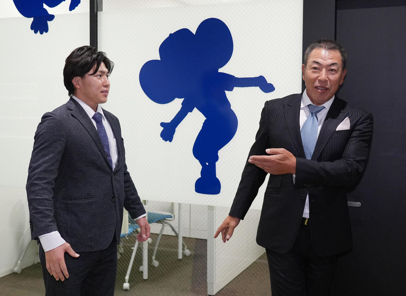 所用で球団事務所に訪れた井上監督と言葉を交わす三浦（左）（撮影・森本幸一）
