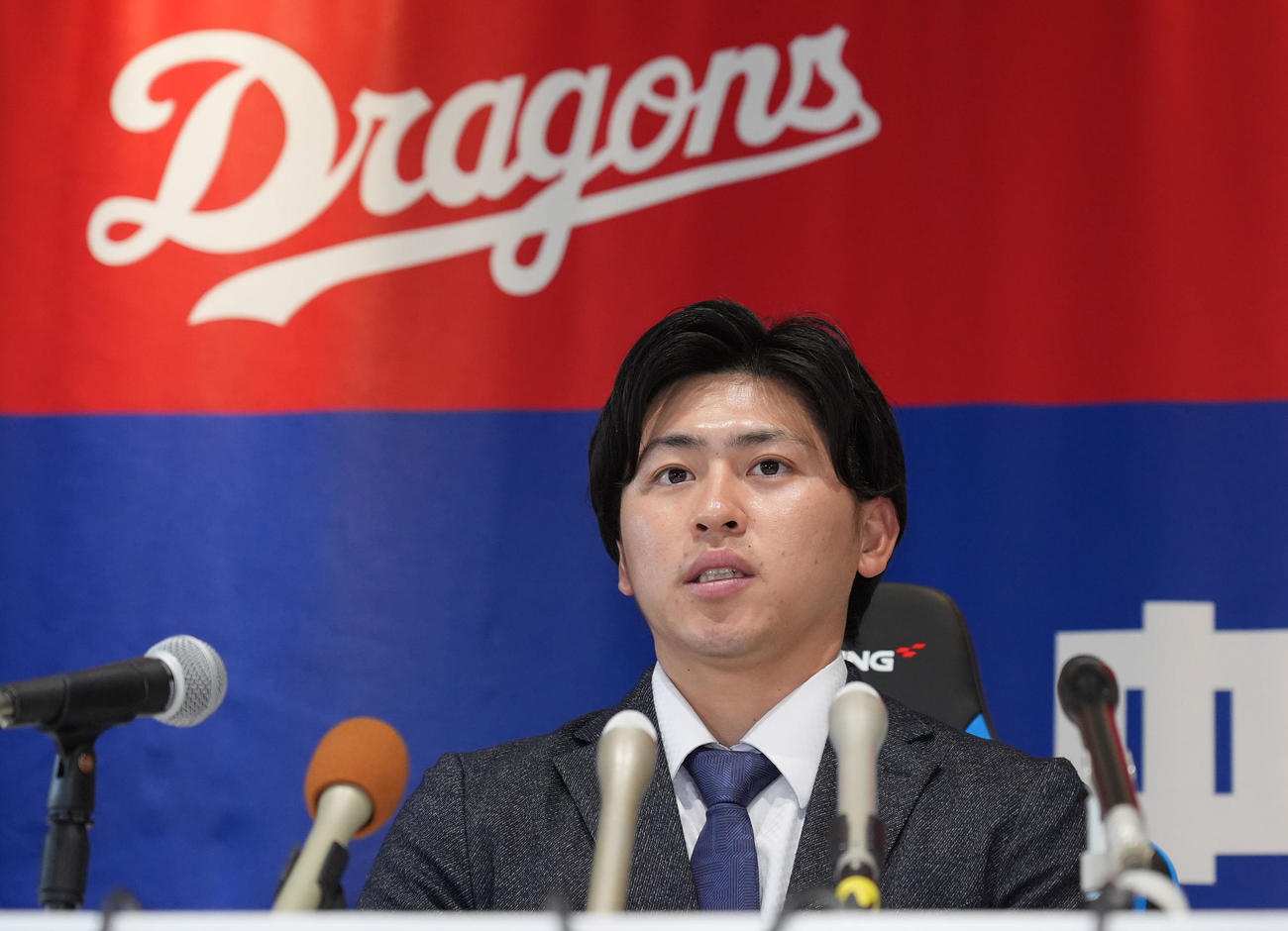 中日への移籍が決まり会見する三浦（撮影・森本幸一）