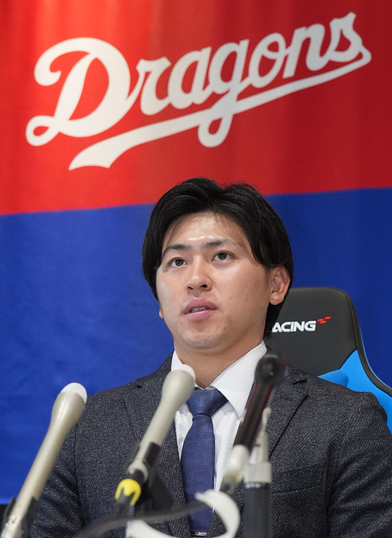 中日への移籍が決まり会見する三浦（撮影・森本幸一）