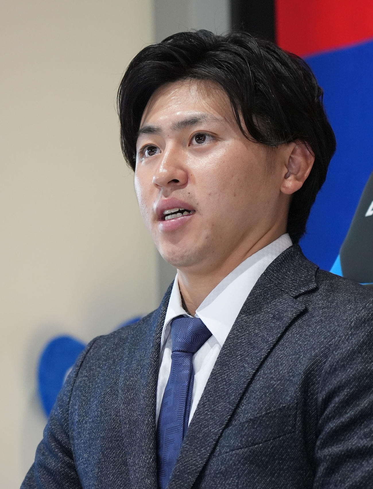 中日への移籍が決まり会見する三浦（撮影・森本幸一）