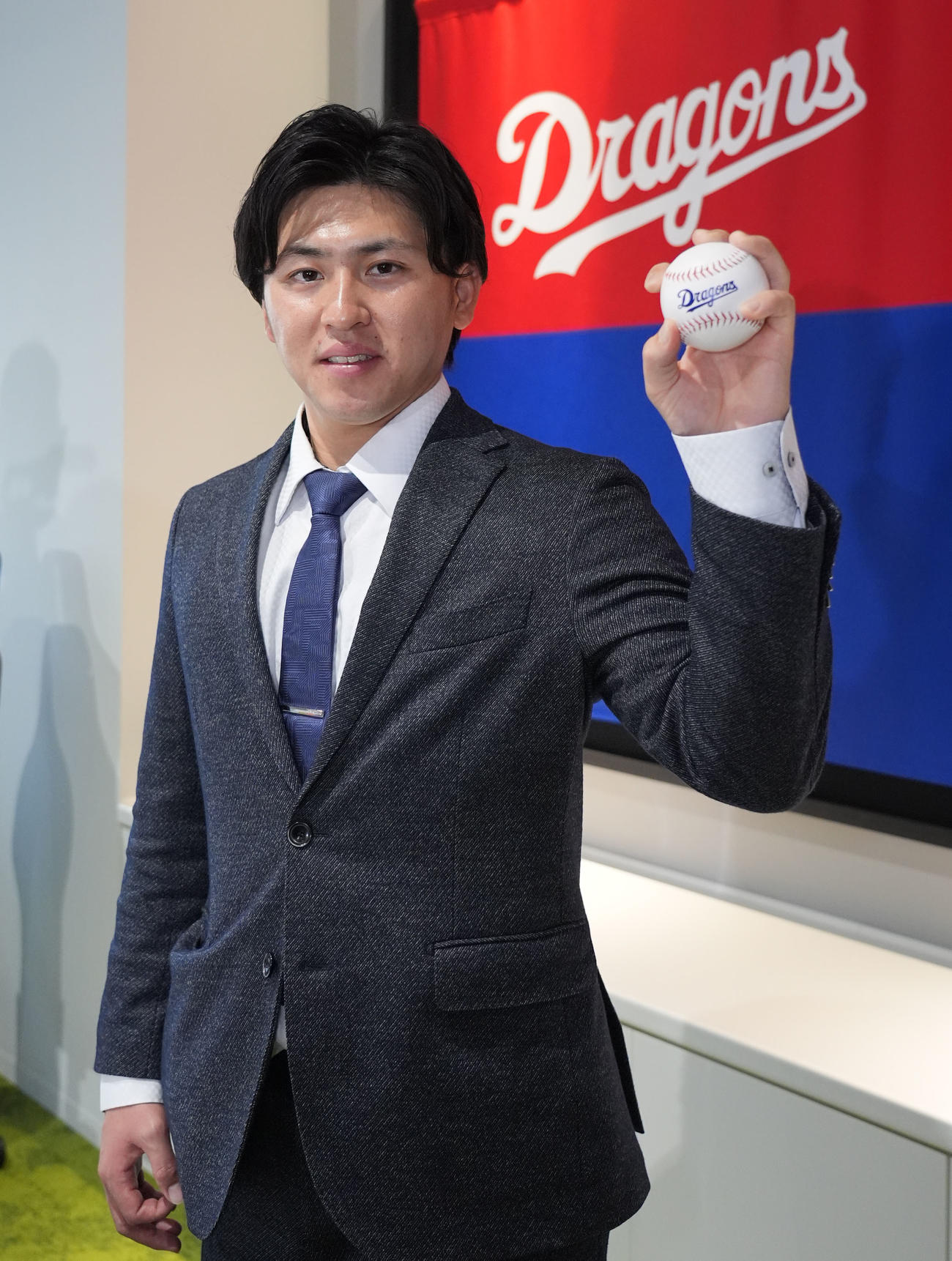 中日への移籍が決まり会見後ポーズを決める三浦（撮影・森本幸一）