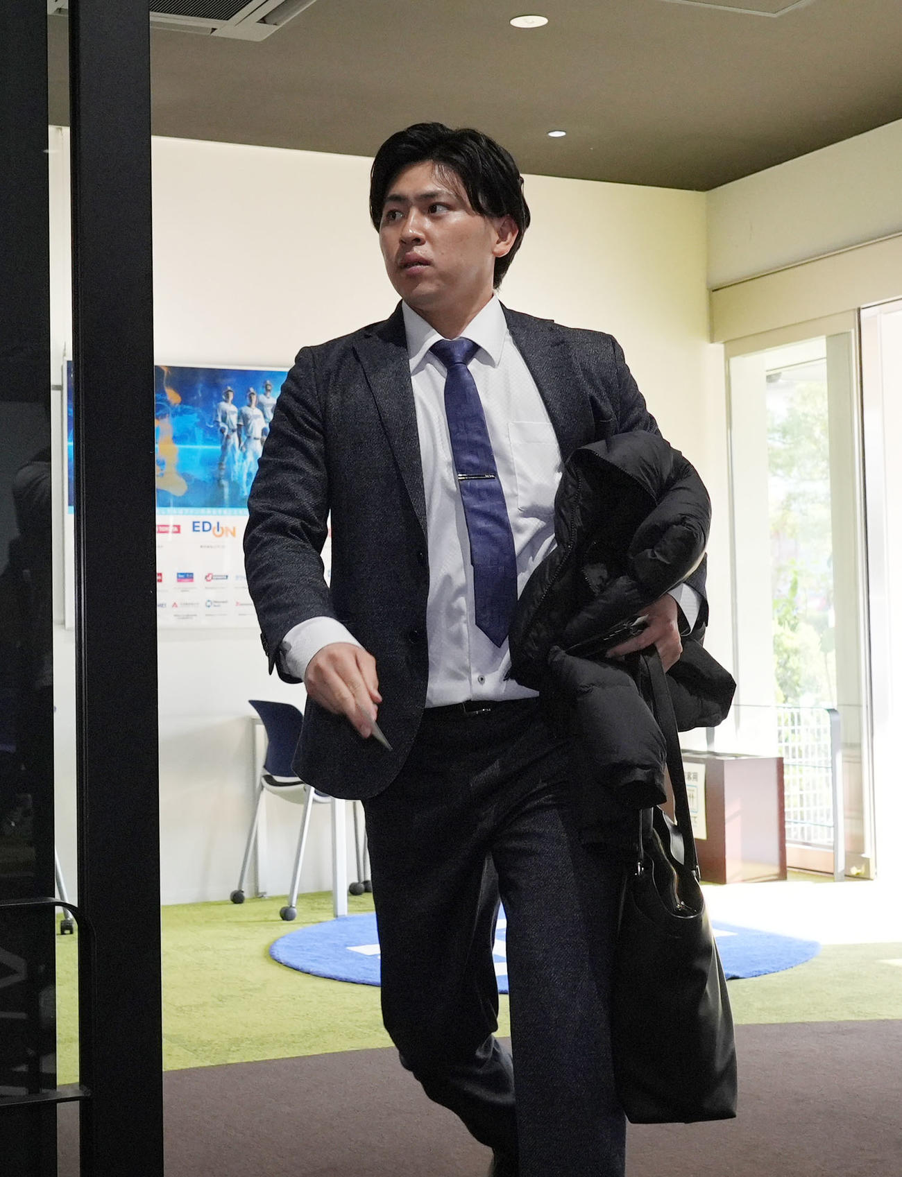 中日ドラゴンズ球団事務所に訪れた三浦（撮影・森本幸一）
