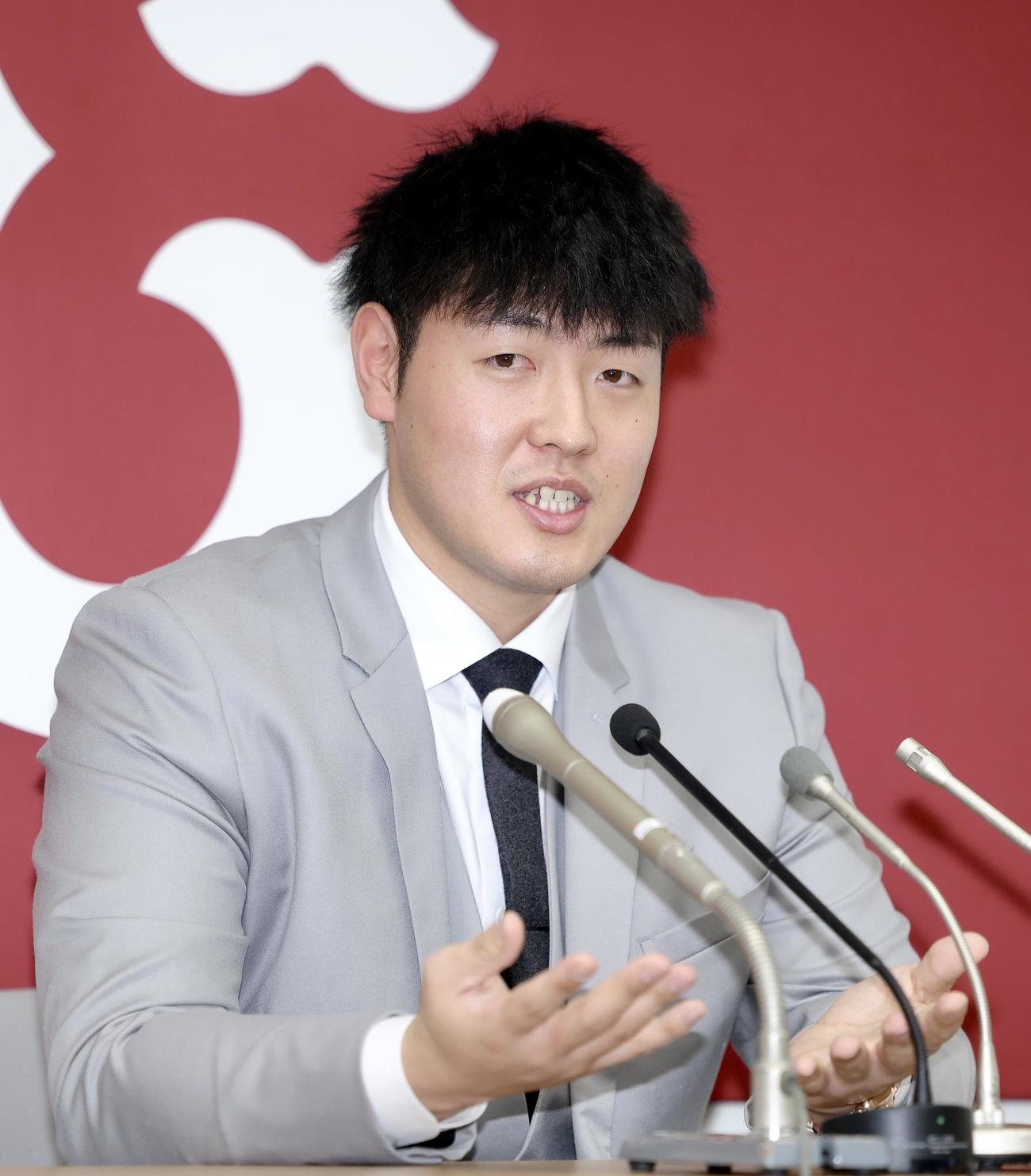 契約更改後の会見で、記者の質問に答える巨人岡本和（撮影・河田真司）