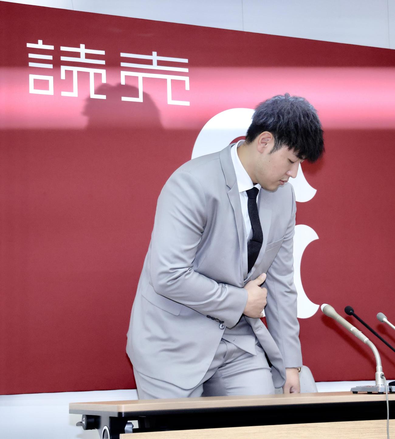 契約更改を終え、会見場入りする巨人岡本和（撮影・河田真司）