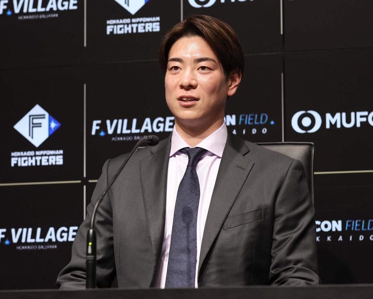 契約更改を終え会見する日本ハム松本剛（撮影・黒川智章）