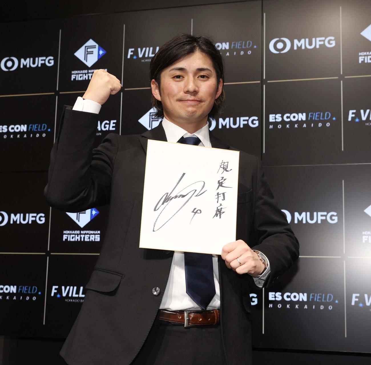 契約更改を終え来季目標に「規定打席」と色紙に書く日本ハム上川畑（撮影・黒川智章）