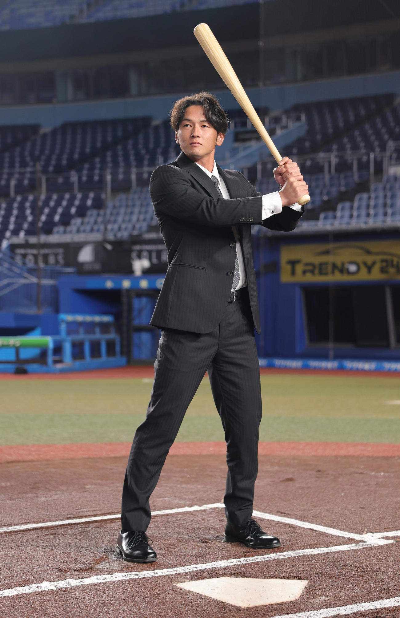 ZOZOマリンスタジアムを見学し、打席に入るロッテドラフト6位の立松（撮影・野上伸悟）