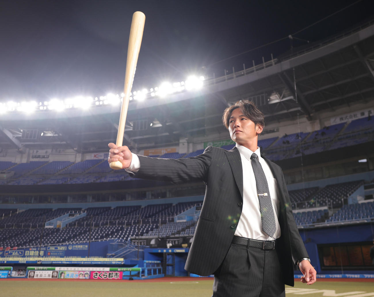 ZOZOマリンスタジアムを見学し、打席に入るロッテドラフト6位の立松（撮影・野上伸悟）