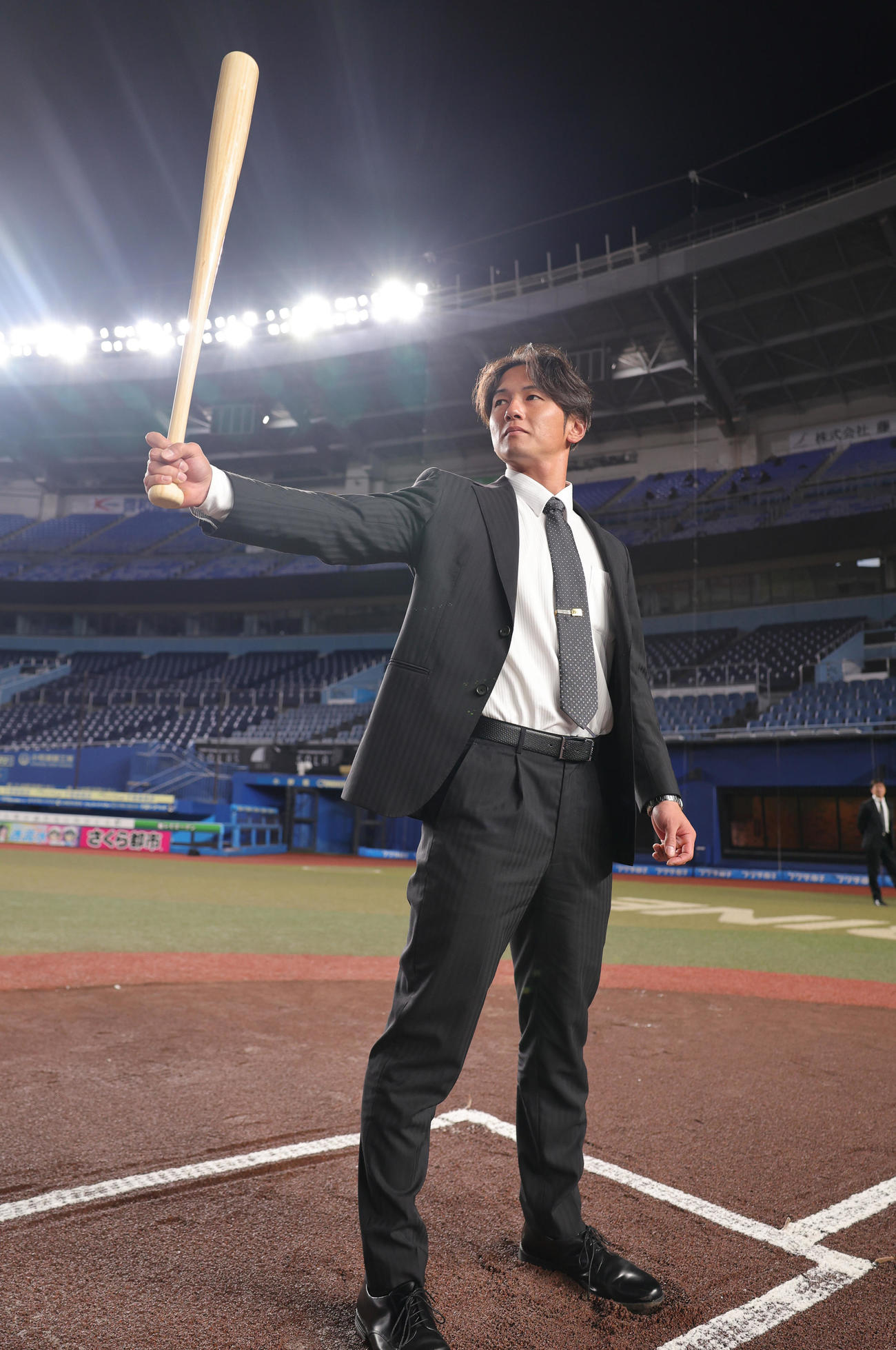 ZOZOマリンスタジアムを見学し、打席に入るロッテドラフト6位の立松（撮影・野上伸悟）