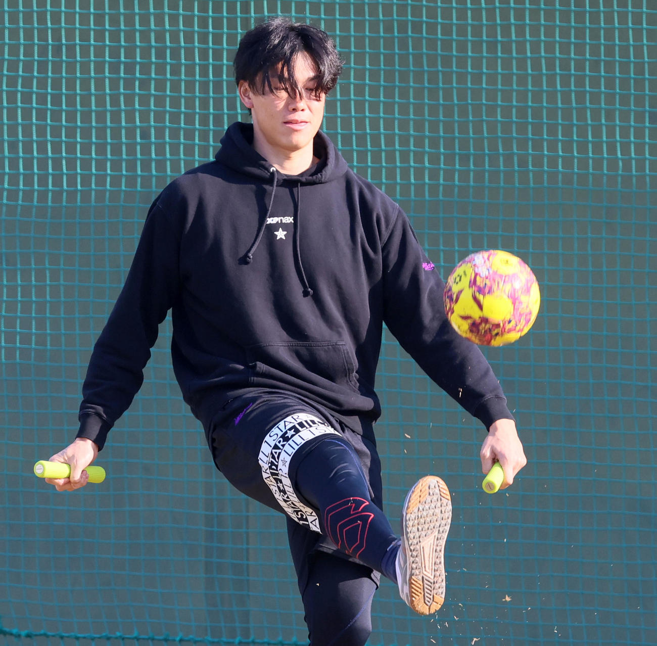 サッカーボールでリフティングする湯浅（撮影・加藤哉）