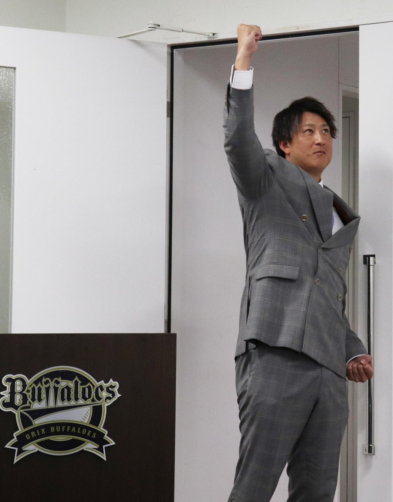 オリックス杉本は契約更改を終えて昇天ポーズ