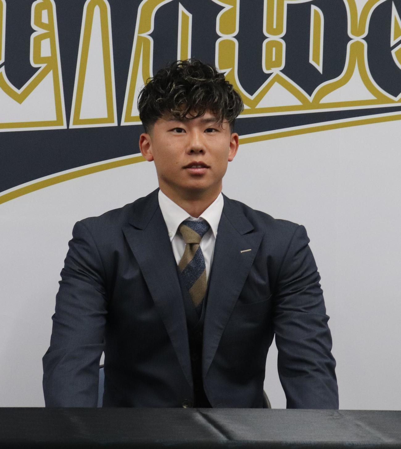 契約更改を終えて会見するオリックス曽谷