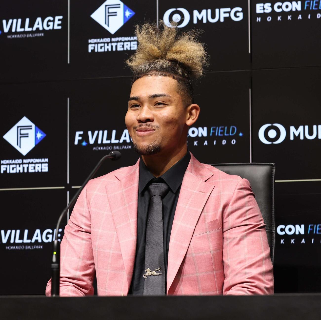 契約更改を終え会見する日本ハム水谷（撮影・黒川智章）