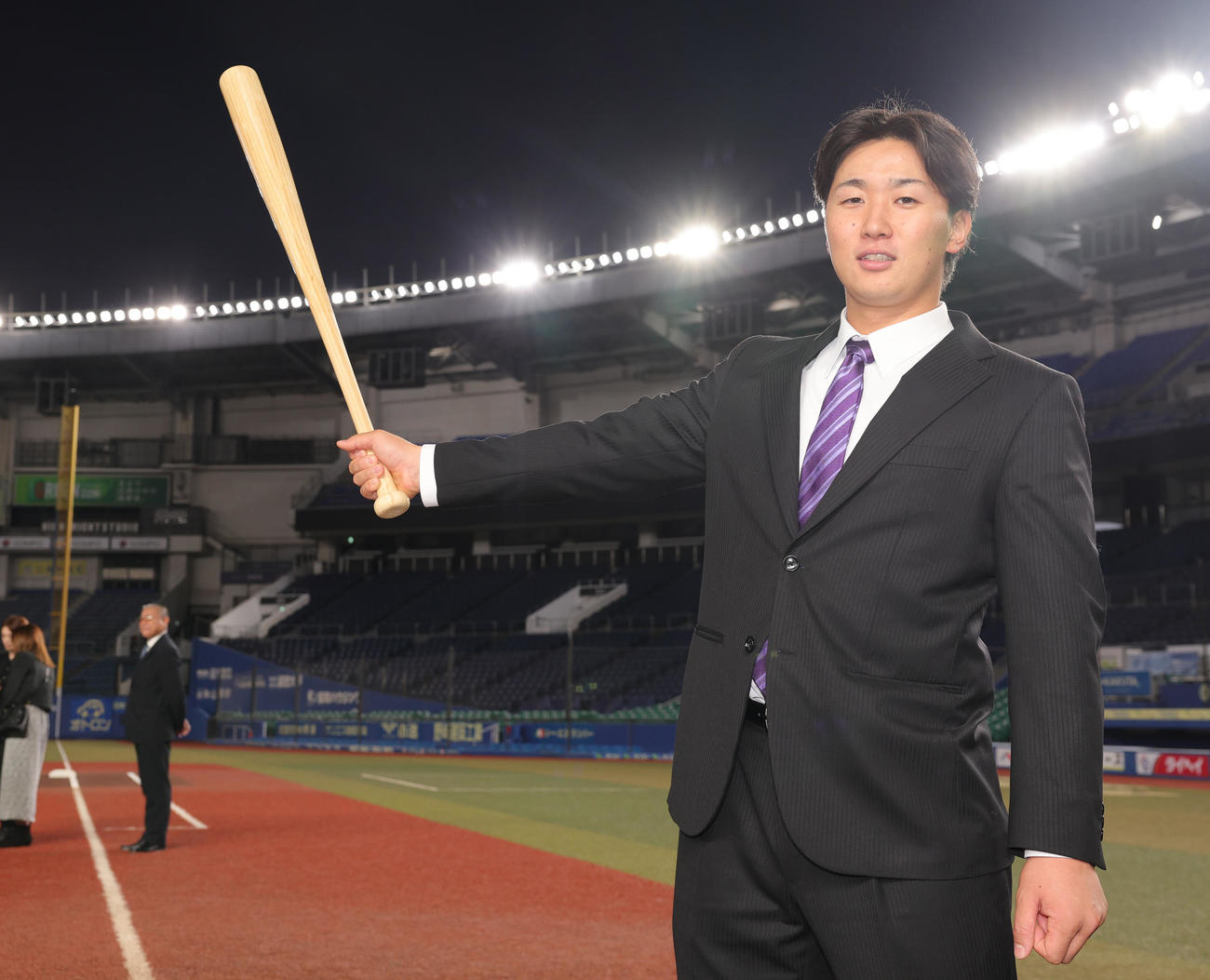 ZOZOマリンスタジアムを見学し、打席に入るロッテドラフト2位の宮崎（撮影・野上伸悟）