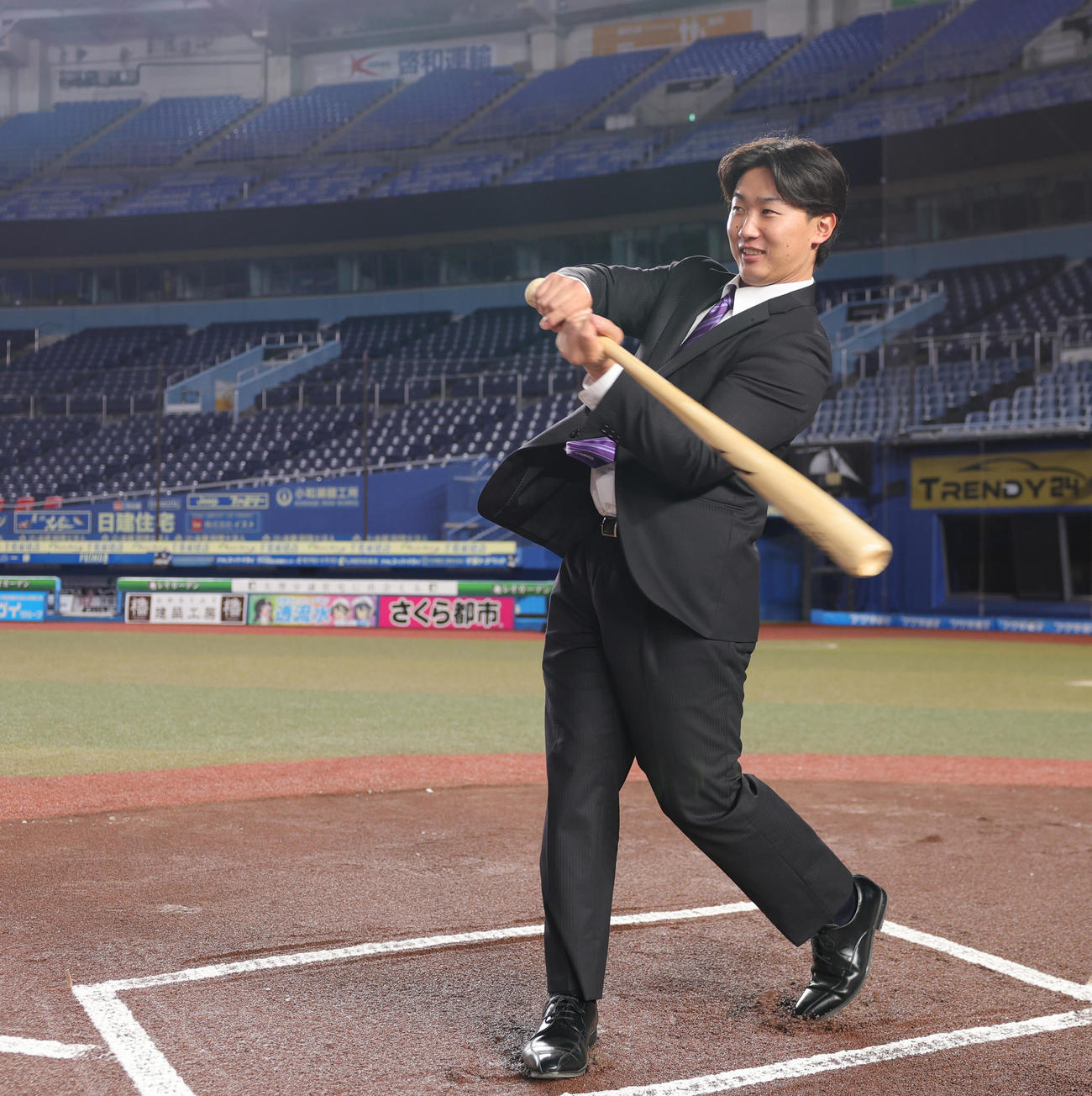 ZOZOマリンスタジアムを見学し、スイングを披露するロッテドラフト2位の宮崎（撮影・野上伸悟）