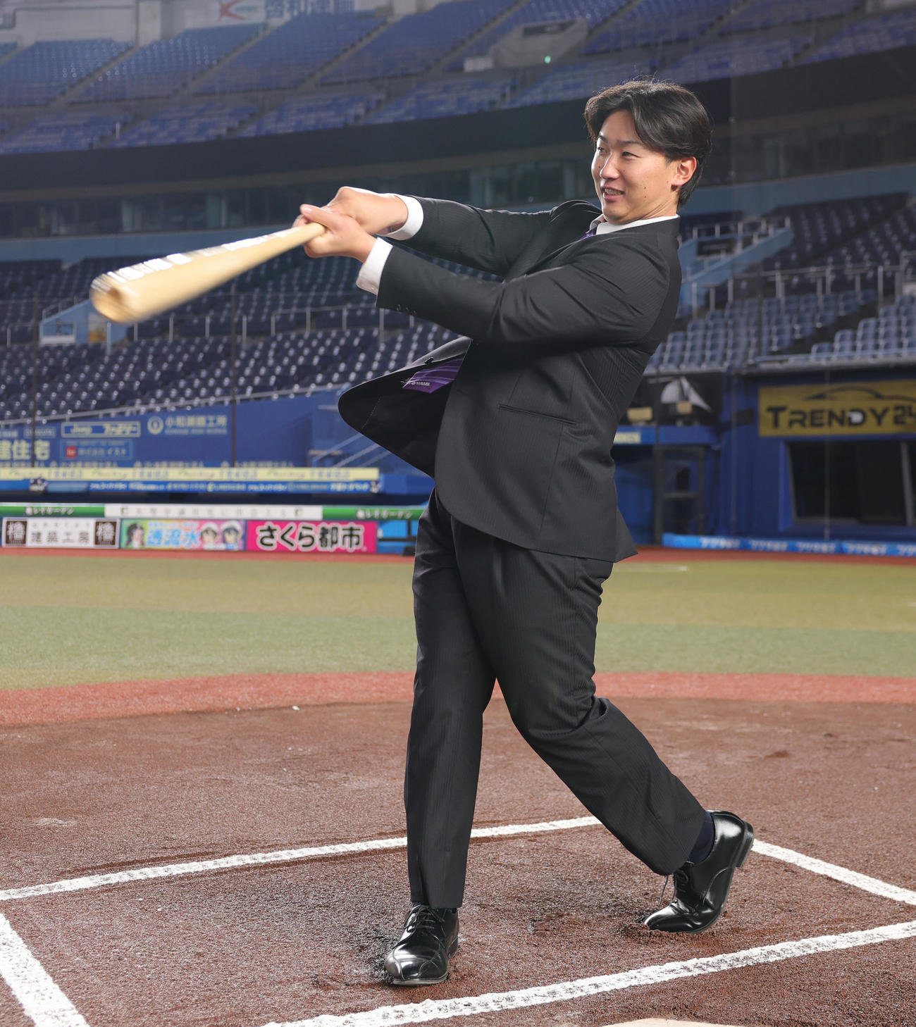 ZOZOマリンスタジアムを見学し、スイングを披露するロッテドラフト2位の宮崎（撮影・野上伸悟）