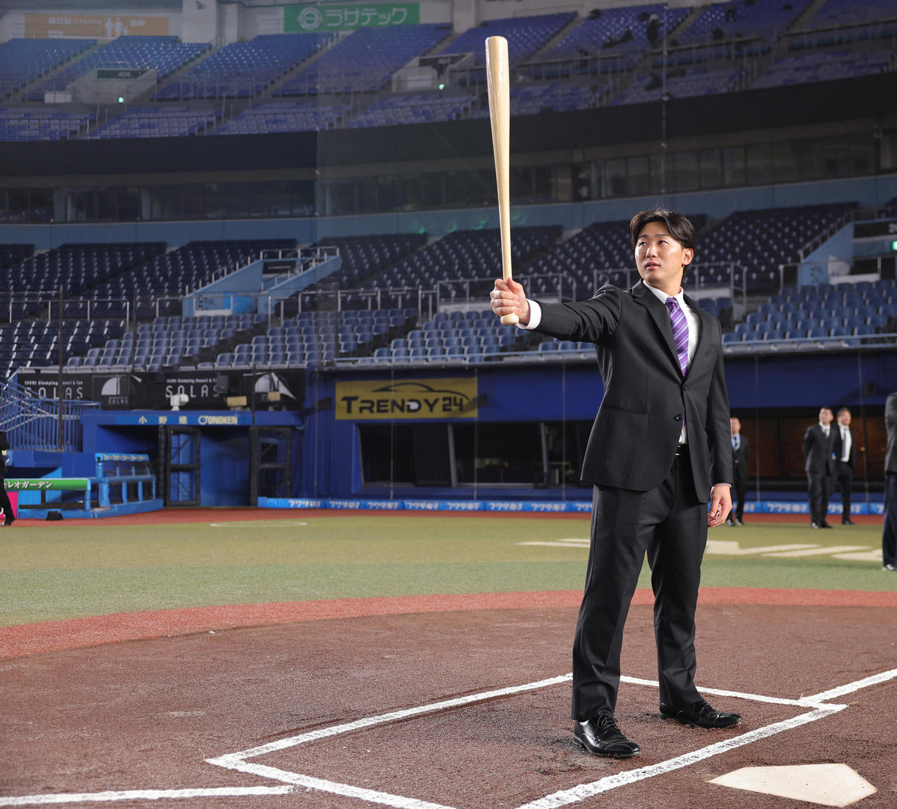 ZOZOマリンスタジアムを見学し、打席に入るロッテドラフト2位の宮崎（撮影・野上伸悟）
