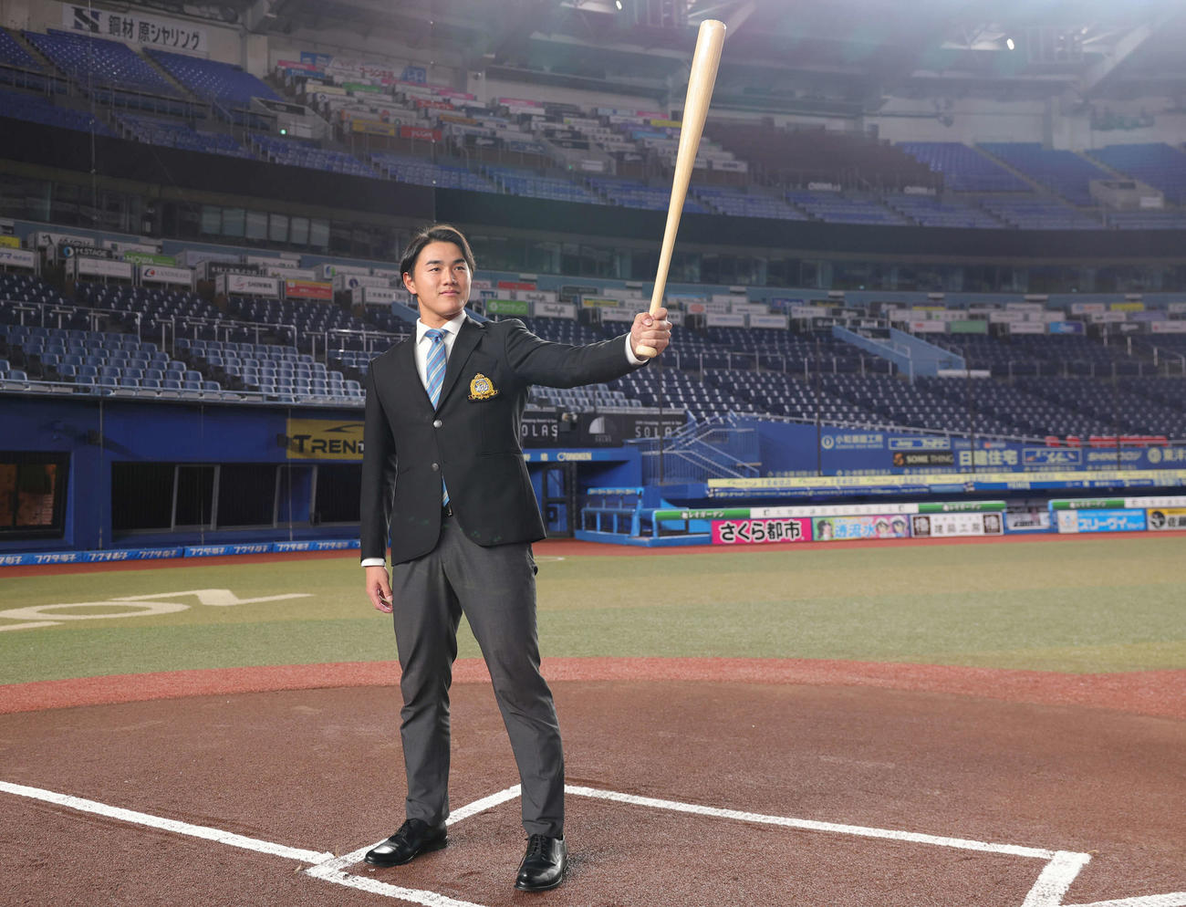 ZOZOマリンスタジアムを見学し打席に入るロッテドラフト1位の西川（撮影・野上伸悟）