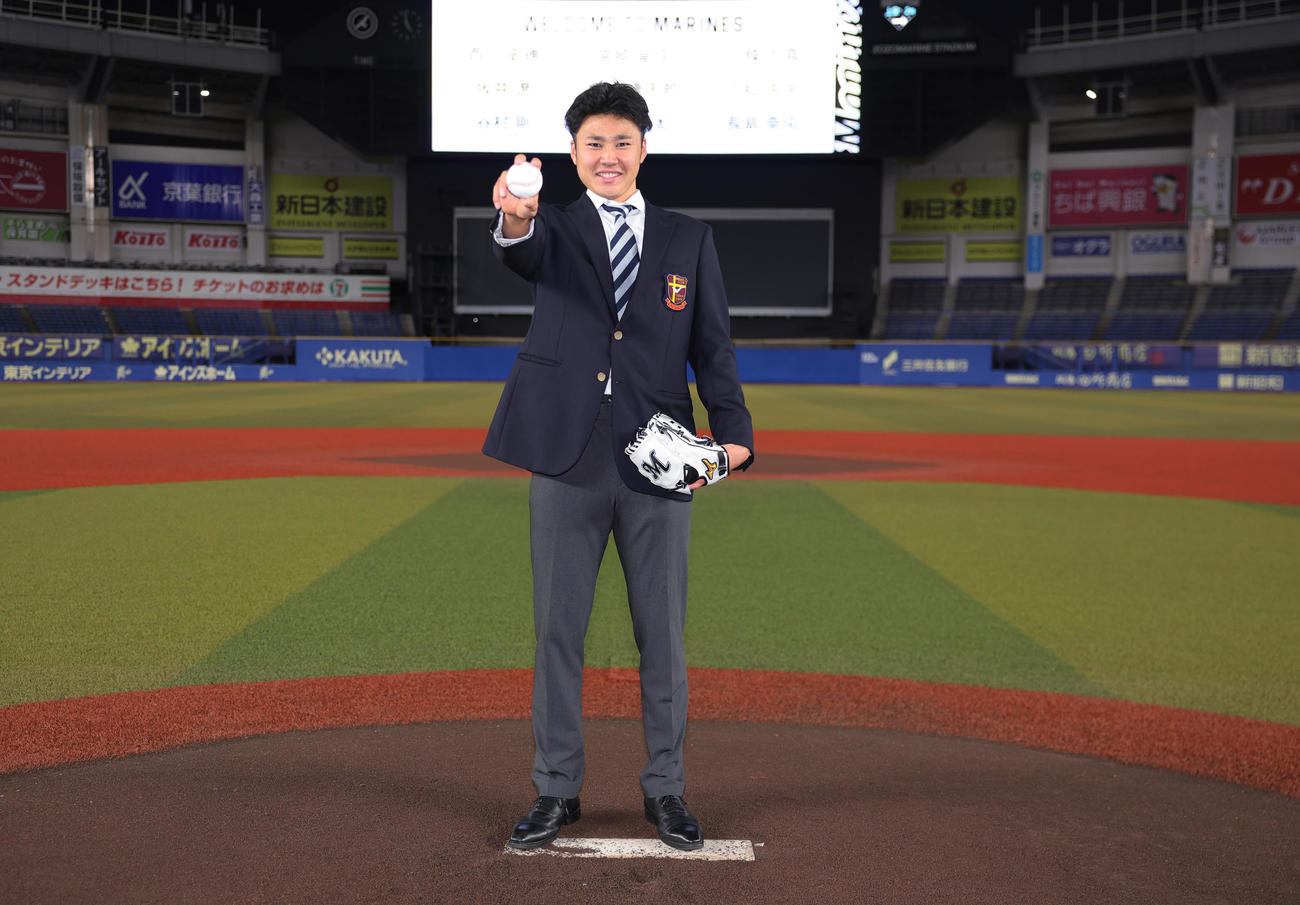 ZOZOマリンスタジアムを見学し、マウンドに立つロッテドラフト5位の広池（撮影・野上伸悟）