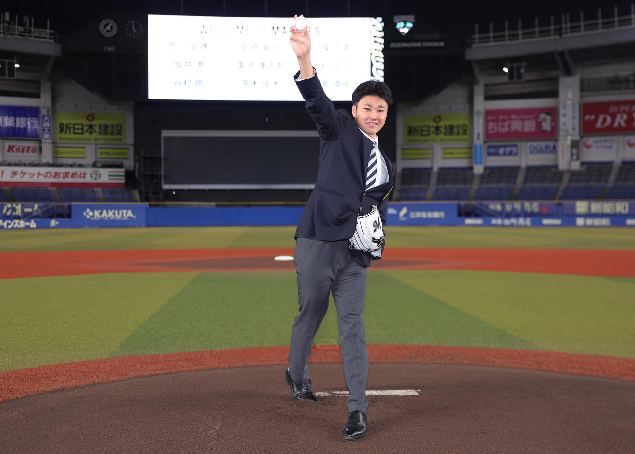 ZOZOマリンスタジアムを見学し、マウンドで投球フォームを披露するロッテドラフト5位の広池（撮影・野上伸悟）